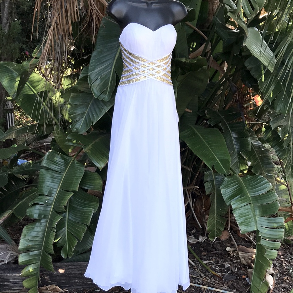 La femme strapless And sequined gown